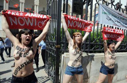 Las tres activistas de Femen durante su protesta. 