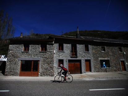 Un ciclista, por las calles de Villablino (León).