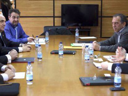 El secretario general del PSPV-PSOE, Ximo Puig, y otros miembros del partido, en la reuni&oacute;n con los representantes de las sociedades musicales.