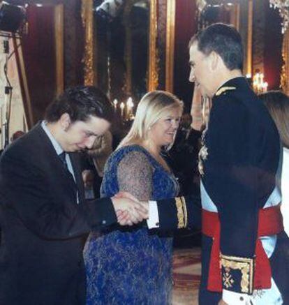 Francisco Nicolás Gómez Iglesias saluda a Felipe VI el día de su coronación.
