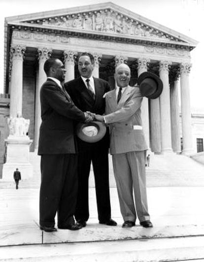 Los abogados George E. C. Hayes, Thurgood Marshall y James Nabrit (de izquierda a derecha) celebran en 1954, ante la Corte Suprema de Washington, la histórica sentencia contra la segregación escolar.