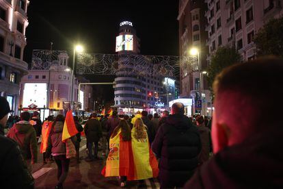 Un grupo de manifestantes camina por la Gran Vía y, tras participar en la sentada frente al Congreso, se dirige de nuevo hacia la sede del PSOE.