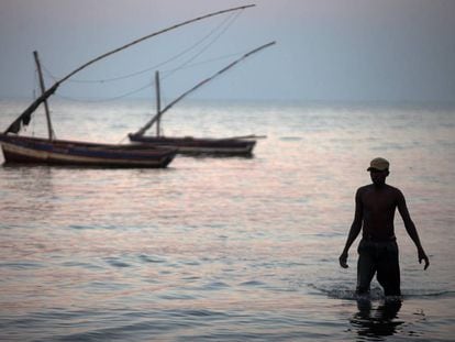 Un pescador en Maputo (Mozambique).