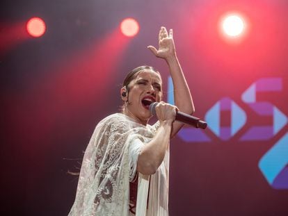 La cantante alicantina Blanca Paloma durante su actuación en la Fiesta Ochentera que organiza Los 40 Classic, este domingo en la plaza Mayor de Madrid.