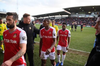 Los jugadores de Wrexham se marchan camino de los vestuarios tras el final de la primera parte de su partido ante el Maidenhead United.