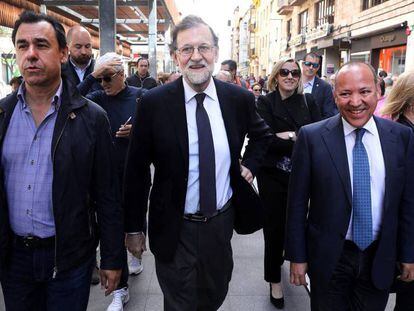 Rajoy, en el centro, pasea por una calle de Zamora junto a su excoordinador general, Fernández-Maillo, a su derecha. En vídeo, declaraciones del expresidente.