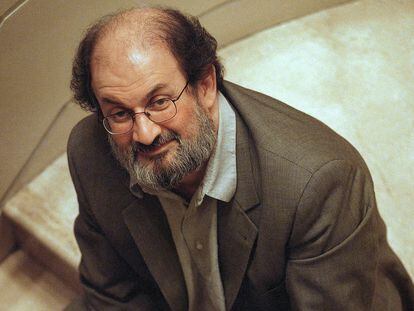 El autor Salman Rushdie posa durante una entrevista en Los Ángeles, el sábado 1 de mayo de 1999.