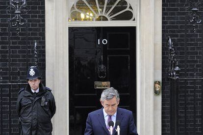 Gordon Brown anuncia delante del 10 de Downing Street su renuncia a liderar el Partido Laborista.