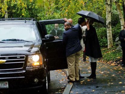 Mitt Romney y su esposa, Ann, a la entrada de su iglesia en Belmont, Massachusetts, el pasado domingo.