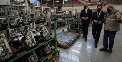 El presidente de la Junta de Andalucía, Juan Manuel Moreno (2d), acompañado por el presidente de Renault España, José Vicente de los Mozos (3d), durante una visita a la planta de Sevilla.