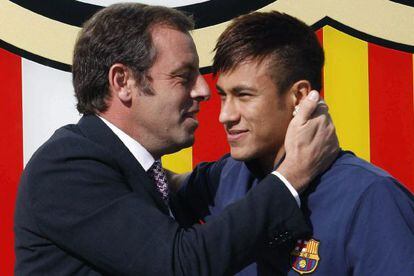 Rosell saluda a Neymar el d&iacute;a de su presentaci&oacute;n