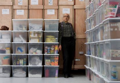 El artista Antoni Miralda, con parte del archivo del <i>FoodCulturaMuseum.</i> A la derecha, parte de la instalación de <i>Honeymoon.</i>