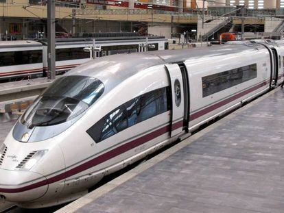 Un tren de alta velocidad de Renfe en la estación de Zaragoza.