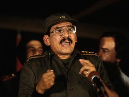 Humberto Ortega en una conferencia de prensa durante las negociaciones de paz entre sandinistas y la guerrilla de la contra.