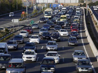 Atasco de tráfico en la M-40 (Madrid) en la operación salida del puente de Todos los Santos de 2016.