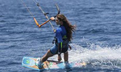 La campeona del mundo de kitesurf, Gisela Pulido, en el Desafío Movistar para navegar entre las ocho islas canarias.