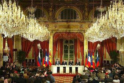 De izquierda a derecha, los presidentes español, Rodríguez Zapatero; ruso, Putin, y francés,  Chirac, y el canciller alemán, Schröder,  en un encuentro en París.