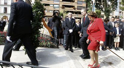 Alberto Fabra y Rita Barber&aacute; en la ofrenda floral ante la estatua de Jaime I en Valencia.