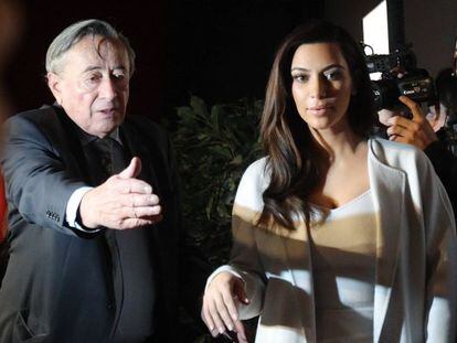 Kim Kardashian y su anfitri&oacute;n en el Baile de la &Oacute;pera de Viena, horas antes de la gala, el 27 de febrero de 2014.