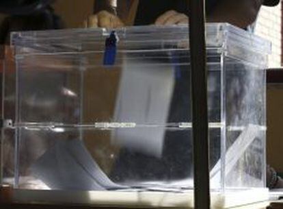 Detalle de una urna de un colegio electoral de Aravaca, con los primeros votos al inicio de los comicios municipales y autonómicos que se celebran hoy. EFE/Juan Carlos Hidalgo