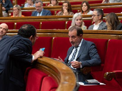 El consejero del Interior, Joan Ignasi Elena, habla con el diputado del PSC-Units Ramon Espadaler, en el Parlament este martes.