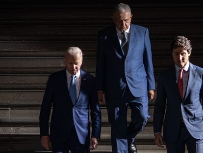 Biden, López Obrador y Trudeau bajan las escaleras de Palacio Nacional al término de la cumbre, este martes.