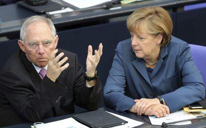 Merkel conversa con Schäuble.
