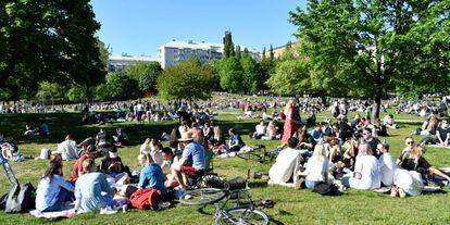 Gente disfrutando del buen tiempo en un parque de Estocolmo.