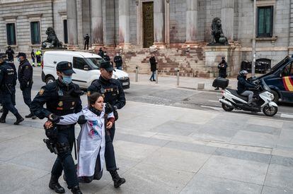 La policía detiene a una activista de Rebelión Científica que había protestado en el Congreso, en 2022. 