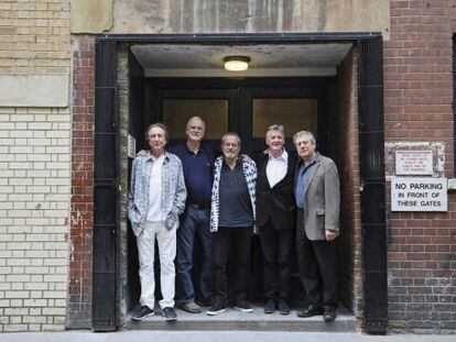 De izquierda a derecha, Eric Idle, John Cleese, Terry Gilliam, Michael Palin y Terry Jones, integrantes de Monty Python, en Londres.