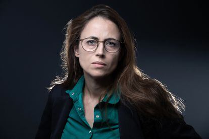 La romancière française Anne Berest pose pour une séance photo à Paris en septembre.