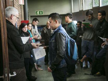 Los aspirantes a universitarios aguardan para entrar en una de las pruebas ayer en Barcelona.