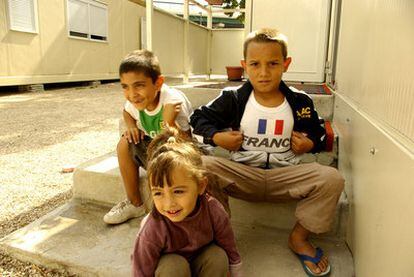 Niños en un poblado de Aubervilliers, a las afueras de París, creado para integrar a rumanos y búlgaros de etnia gitana.