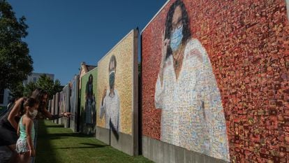 El mural 'Mirades des del confinament' en Igualada.
