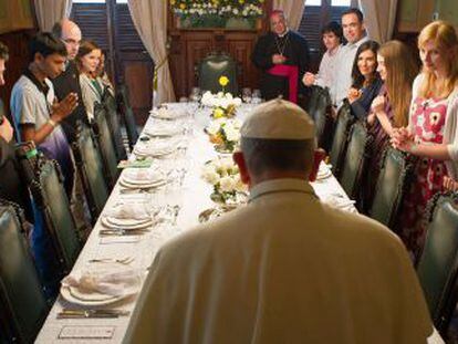 El papa Francisco reza junto a j&oacute;venes brasile&ntilde;os.