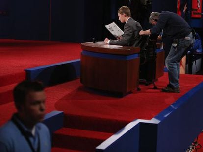 Un joven posa como moderador para las pruebas de imagen en el debate presidencial entre Barack Obama y Mitt Romney. 