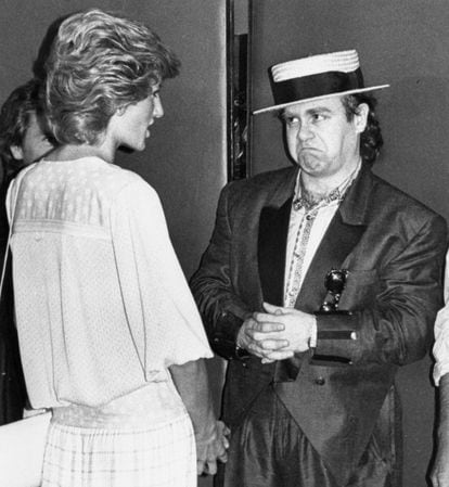 En 1981 Elton se presentó en el Castillo de Windsor para cantar en el 21 cumpleaños del príncipe Andrés y allí conoció a Lady Di, cuando ella tenía 19 años. Desde entonces forjaron una gran amistad y el músico se convirtió en confidente de la princesa. Se les solía ver juntos en eventos de caridad. En la imagen, la princesa Diana junto a Elton John en el estadio de Wembley en una actividad para recaudar fondos para África en 1985.