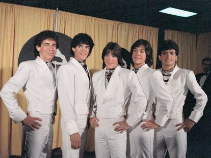 Al centro, Roy Roselló, miembro de Menudo, con los demás integrantes de la agrupación musical, en los premios Grammy de 1984.