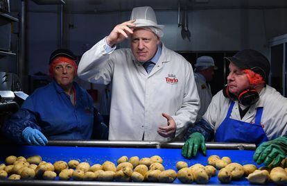En noviembre de 2019, Boris Johnson visitaba una fábrica de patatas fritas en Irlanda del Norte durante la campaña electoral.