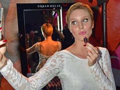 La modelo Kim Hnizdo se hace una fotografía durante un evento de la marca cosmética Urban Decay.