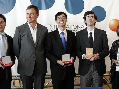 Los galardonados Werner, Okounkov, Tao, Kleinberg y una hija de Ito, de izquierda a derecha.