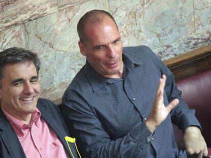 El exministro de Finanzas de Grecia, Yanis Varufakis, y su sucesor en el cargo, Euclid Tsakalotos.