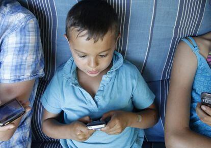 Smartphones' y niños, un binomio de difícil gestión: ¿a qué edad