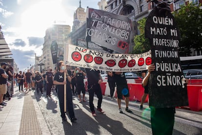 Marcha de los técnicos de teatro en una calle cercana al Teatro de la Zarzuela, este sábado.