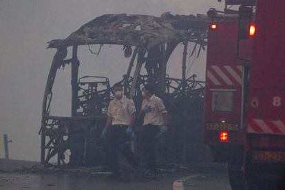 El fuego ha devorado un autobús que transportaba reclusos