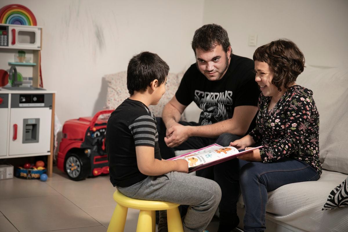 La decisión de Eva y Borja al adoptar a un niño con necesidades especiales: “Es duro, pero vale la pena” | Sociedad