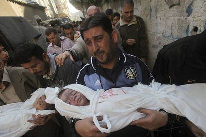 Palestinos trasladan los cuerpos de los pequeños Mohammed y Suhaib Foaad Hejaze durante su funeral en el campo de refugiados de Jabaliya, al norte de la Franja de Gaza. Foaad Hejaze y sus dos hijos fallecieron en un ataque aéreo israelí mientras su esposa resultó herida.