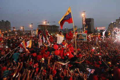 El presidente encargado de Venezuela, Nicol&aacute;s Maduro, saluda a sus seguidores durante el cierre de su campa&ntilde;a electoral para la presidencia de Venezuela en Caracas. Miles de chavistas desbordaron el centro de la capital venezolana