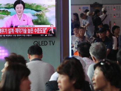 Ciudadanos surcoreanos miran la noticia de la nueva prueba nuclear en las televisiones instaladas en la principal estación de Seúl.