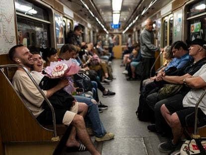 Una pareja ríe en el metro de Kiev (Ucrania), el pasado 8 de julio.